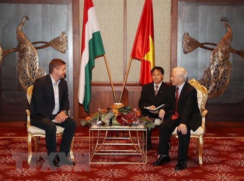 party chief meets hungarian socialist party chairman