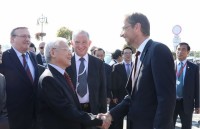 party leader visits vietnamese embassy meets expatriates in hungary