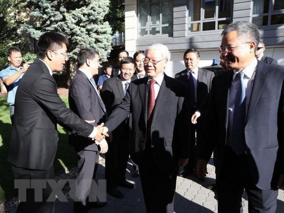 party leader visits vietnamese embassy meets expatriates in hungary