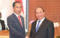 pm nguyen xuan phuc greets lao counterpart on sidelines of wef asean