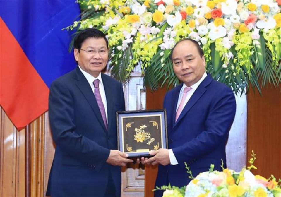 pm nguyen xuan phuc greets lao counterpart on sidelines of wef asean