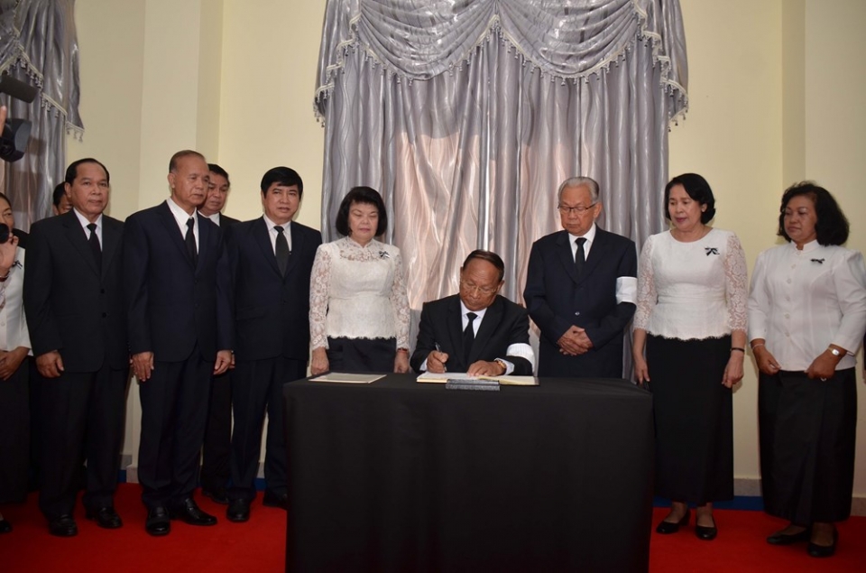vietnamese embassies open condolence book for president tran dai quang