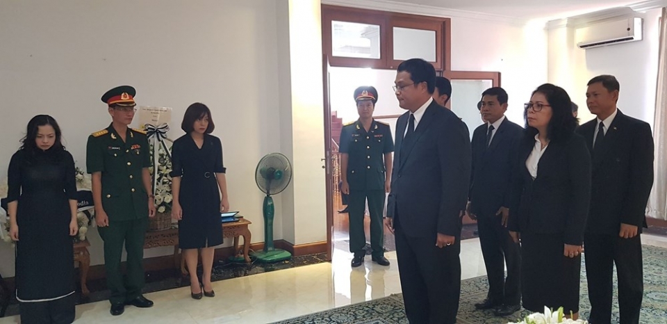 vietnamese embassies open condolence book for president tran dai quang