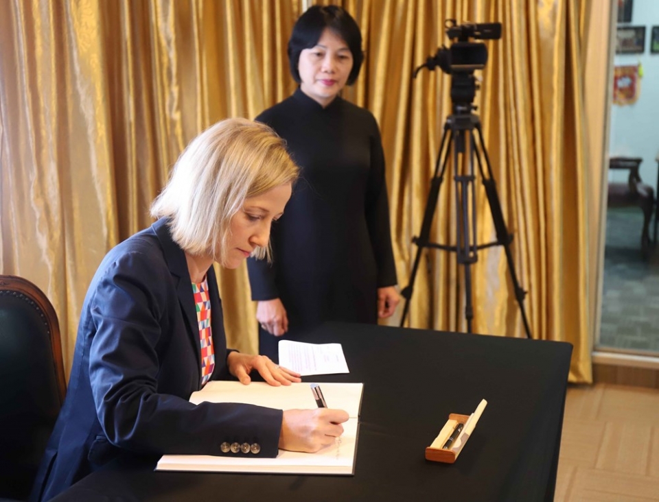 vietnamese embassies open condolence book for president tran dai quang