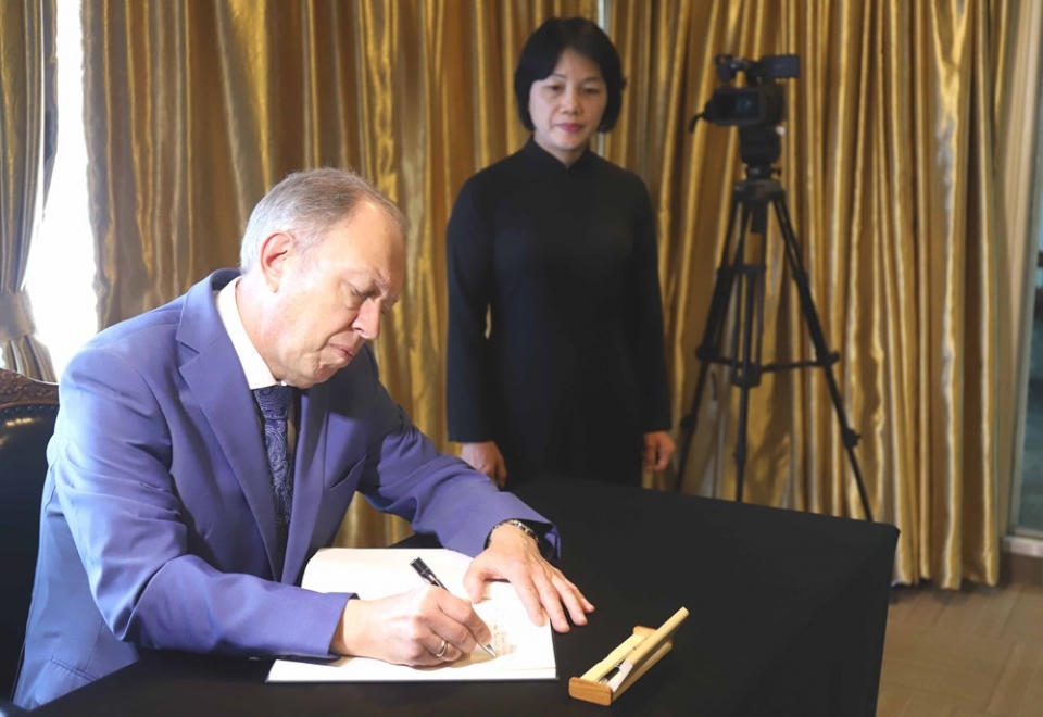 vietnamese embassies open condolence book for president tran dai quang