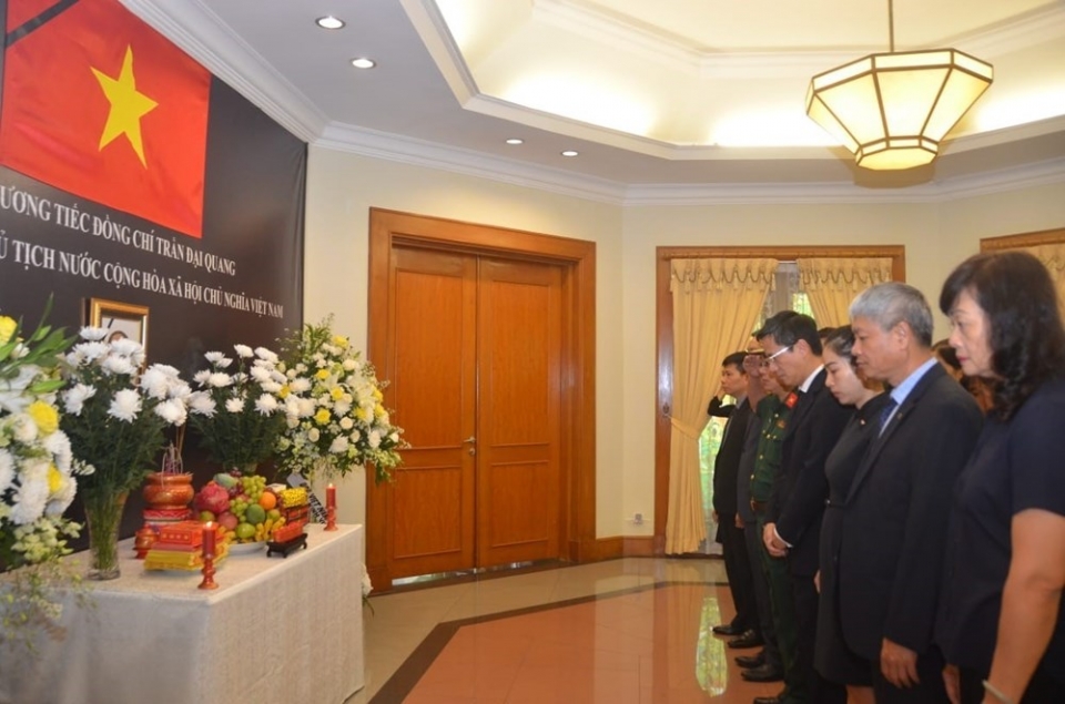 vietnamese embassies open condolence book for president tran dai quang