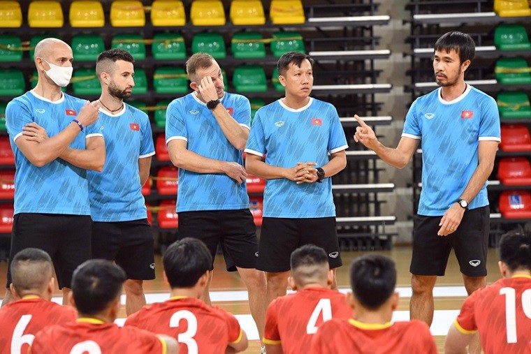 HLV Phạm Minh Giang và các cộng sự trong BHL đã có phương án cho trận đấu quan trọng với ĐT futsal Panama. (Nguồn: VFF)