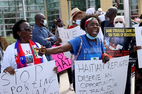 Người dân tại Miami xuống đường biểu tình chống lại việc Mỹ trục xuất người tị nạn Haiti. (Nguồn: Getty)