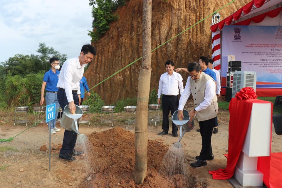Đại sứ Ấn Độ tại Việt Nam Pranay Verma (phải) tại lễ trông cây. (Nguồn: ĐSQ Ấn Độ tại Việt Nam)