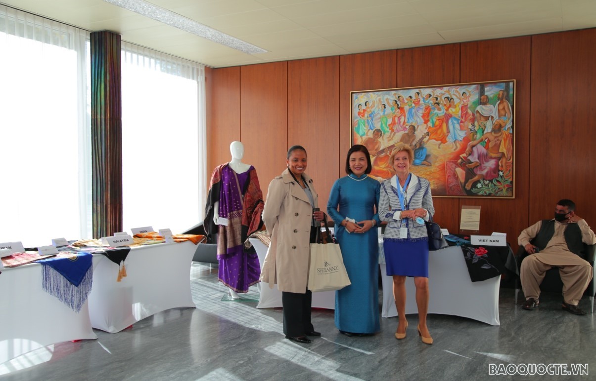 Đại sứ Lê Thị Tuyết Mai giới thiệu với bạn bè quốc tế về các sản phẩm lụa tơ tằm Việt Nam tại góc trưng bày triển lãm dệt may châu Á