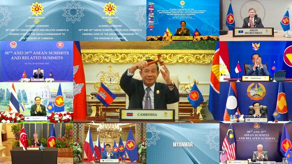Thủ tướng Campuchia Hun Sen (giữa) giơ cao búa gỗ tượng trưng cho tiếp nhận ghế chủ tịch luân phiên ASEAN năm 2022, trong lễ bế mạc chuỗi Hội nghị cấp cao ASEAN thứ 38, 39 ngày 28/10. (Nguồn: AFP)