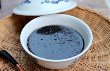 Black sesame sweet soup, a popular dessert in Hoi An