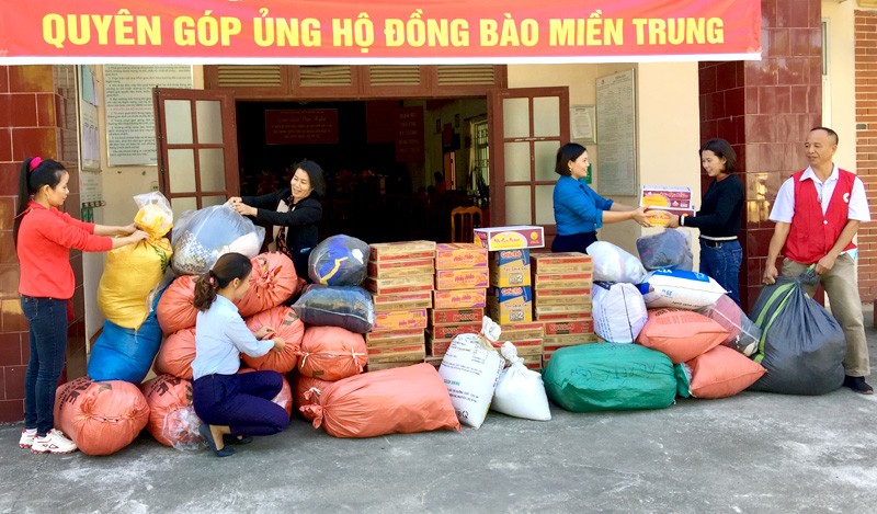 Hội Chữ thập đỏ phường Tân Hà, TP Tuyên Quang vận động quyên góp  ủng hộ đồng bào miền Trung. (Nguồn: Báo Tuyên Quang)