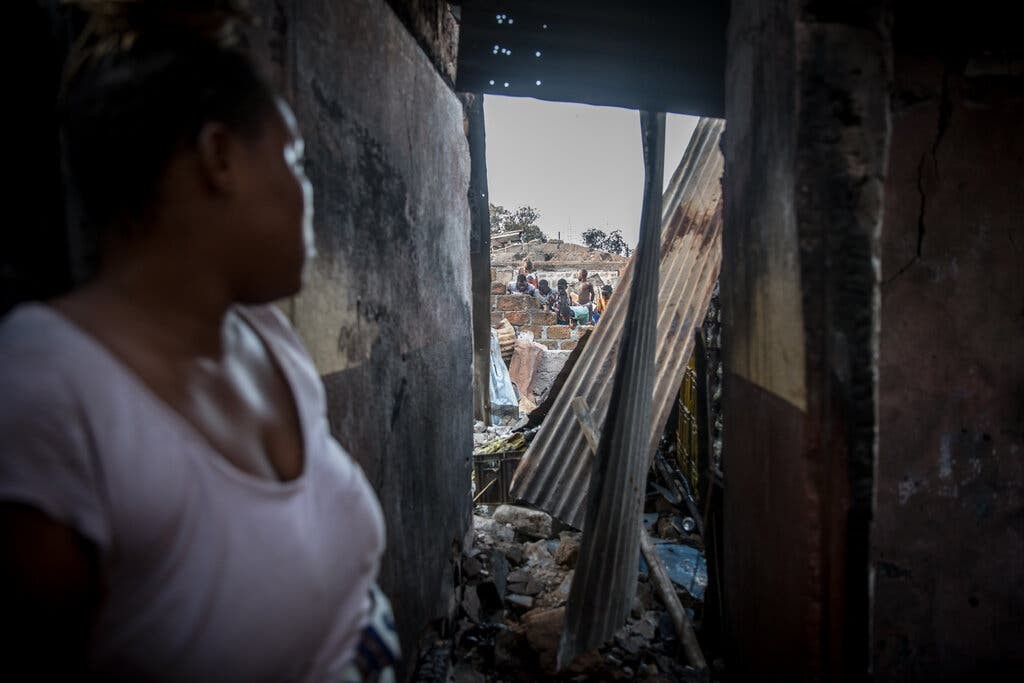 Một ngôi nhà bị cháy rụi tại Freetown. (Nguồn: Getty)