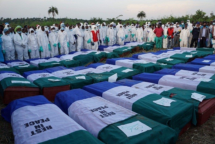 Lễ tang tập thể cho các nạn nhân vụ nổ xe bồn tại Freetown, Sierra Leone. (Nguồn: AFP)