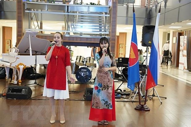 Các sinh viên trình diễn ca khúc 'Hello Việt Nam'.