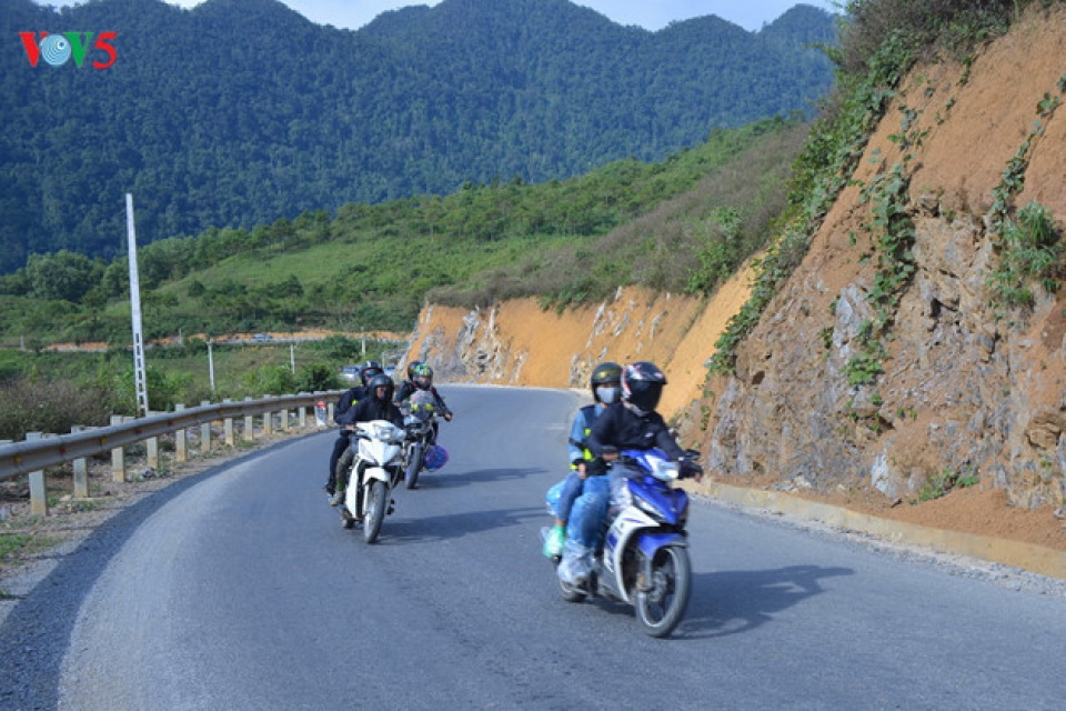 tourists flock to ha giang during buckwheat season