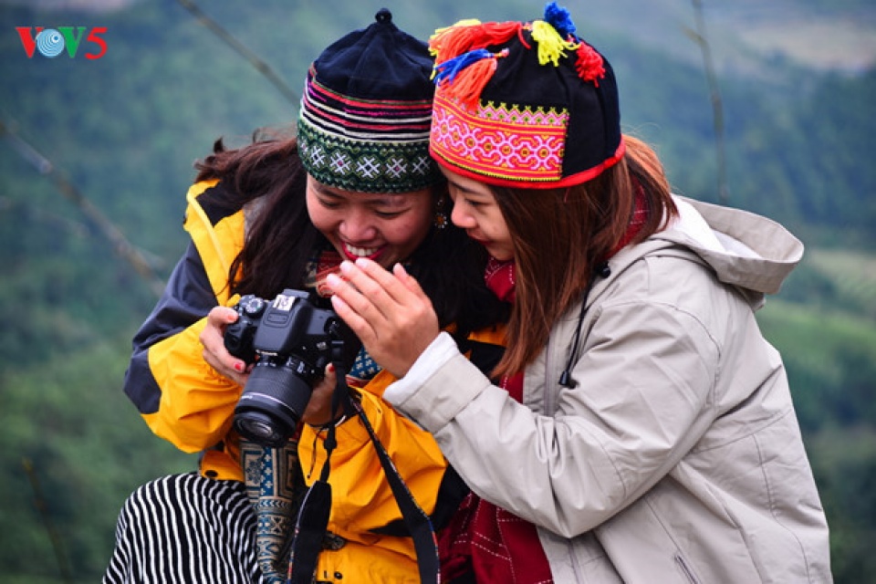 tourists flock to ha giang during buckwheat season