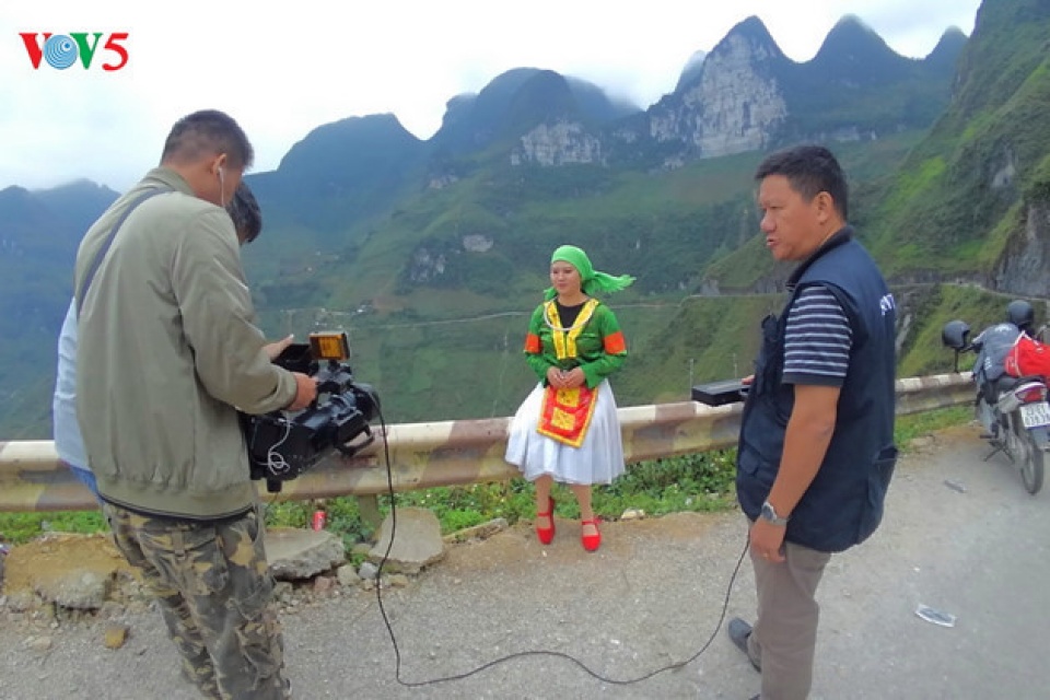 tourists flock to ha giang during buckwheat season