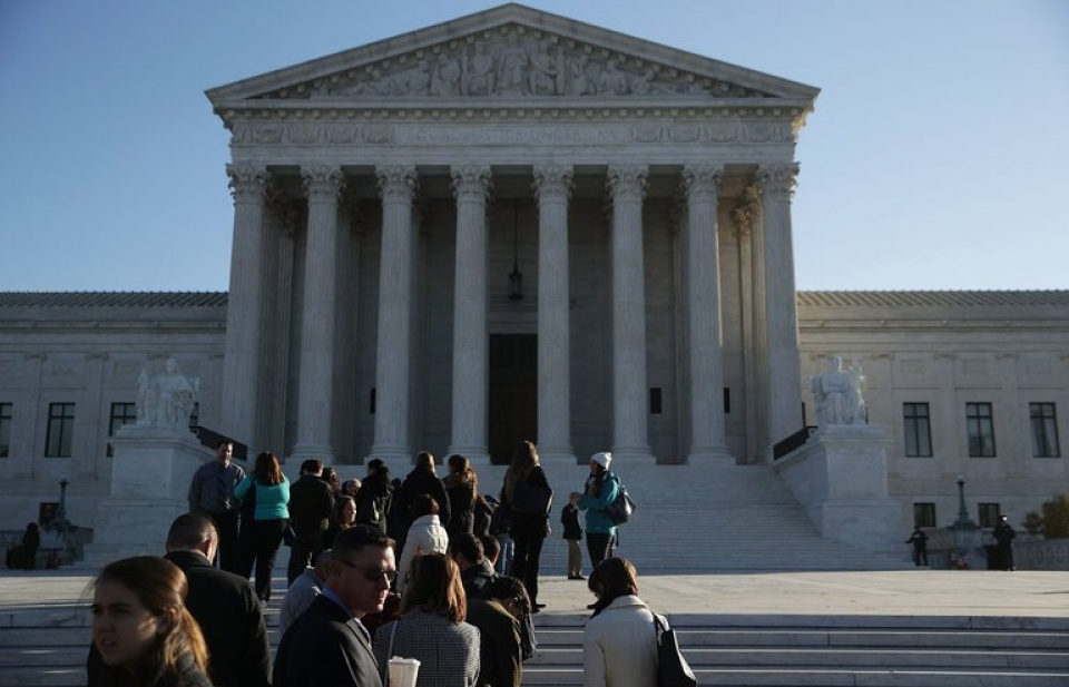 Tranh cãi việc Tòa án Tối cao Mỹ "bật đèn xanh" cho lệnh cấm nhập cảnh