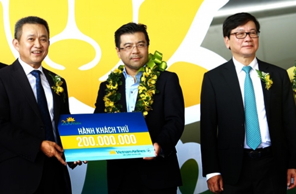 vietnam airlines welcomes 200 millionth passenger