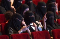 vi sao saudi arabia mo lai rap chieu phim