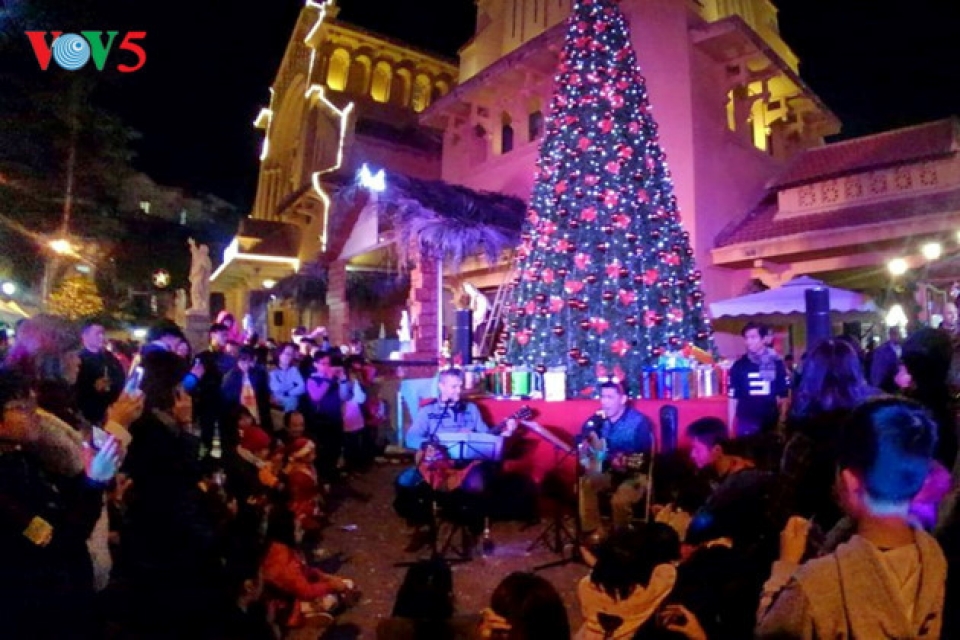 christmas atmosphere at churches around ha noi