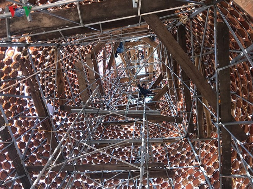 giant christmas tree made of 6000 earthen pots