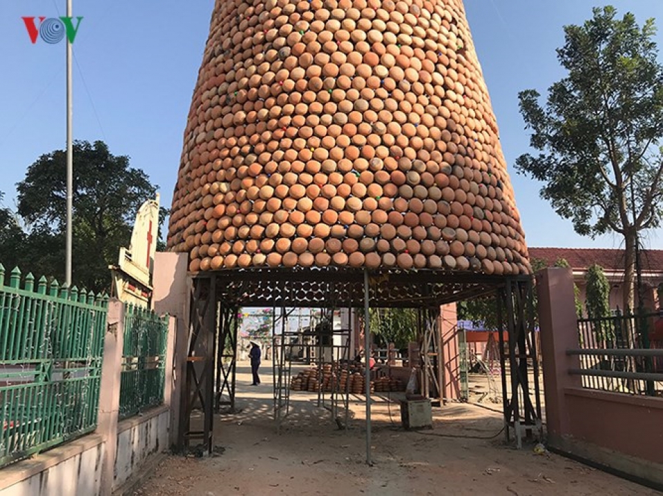 giant christmas tree made of 6000 earthen pots