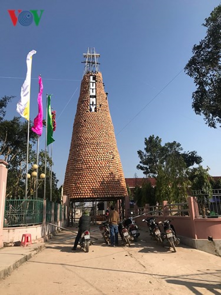 giant christmas tree made of 6000 earthen pots