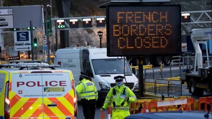 Tối ngày 22/12, sau gần 48 giờ đóng cửa biên giới với nước Anh do lo ngại chủng mới của vi rút Sars-CoV-2 xâm nhập, Chính phủ Pháp thông báo sẽ mở cửa trở lại một phần biên giới với nước này kể từ ngày 23/12.(Nguồn: i-Images)
