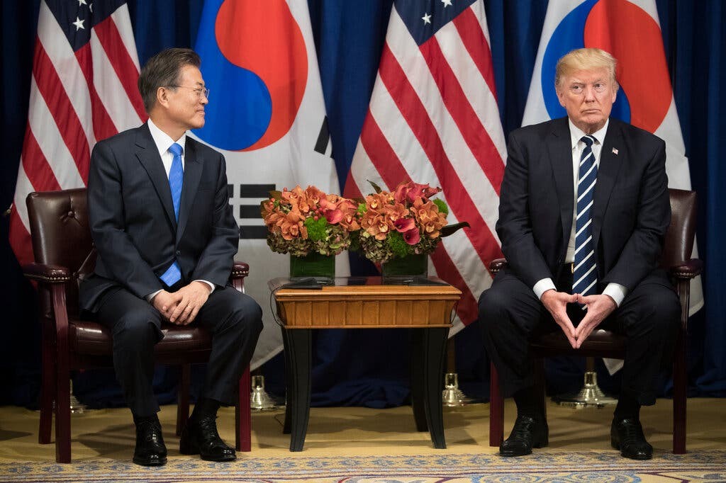 Tổng thống Hàn Quốc Moon Jae-in trong cuộc gặp với Tổng thống Mỹ Donald Trump hồi tháng 8/2017. (Nguồn: NY Times)