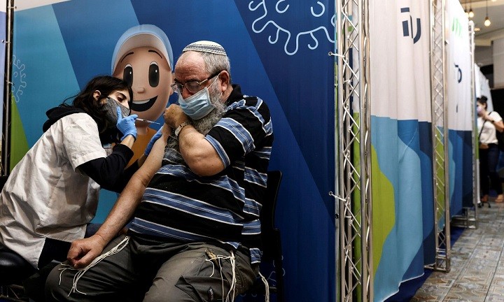 Israel muốn tiêm mũi thứ tư cho những người dễ bị tổn thường để ngăn chặn biến thể Omicron. (Nguồn: Reuters)