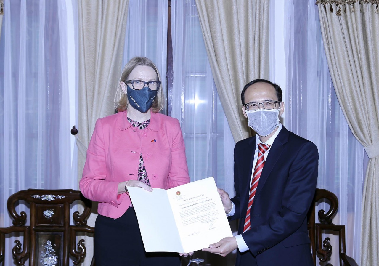 Phó Cục trưởng Cục Lãnh sự Phạm Hoàng Tùng đã trao Giấy Chấp nhận lãnh sự cho bà Sarah Leslie Lockhart Hooper, Tổng Lãnh sự mới của Úc tại Thành phố Hồ Chí Minh.