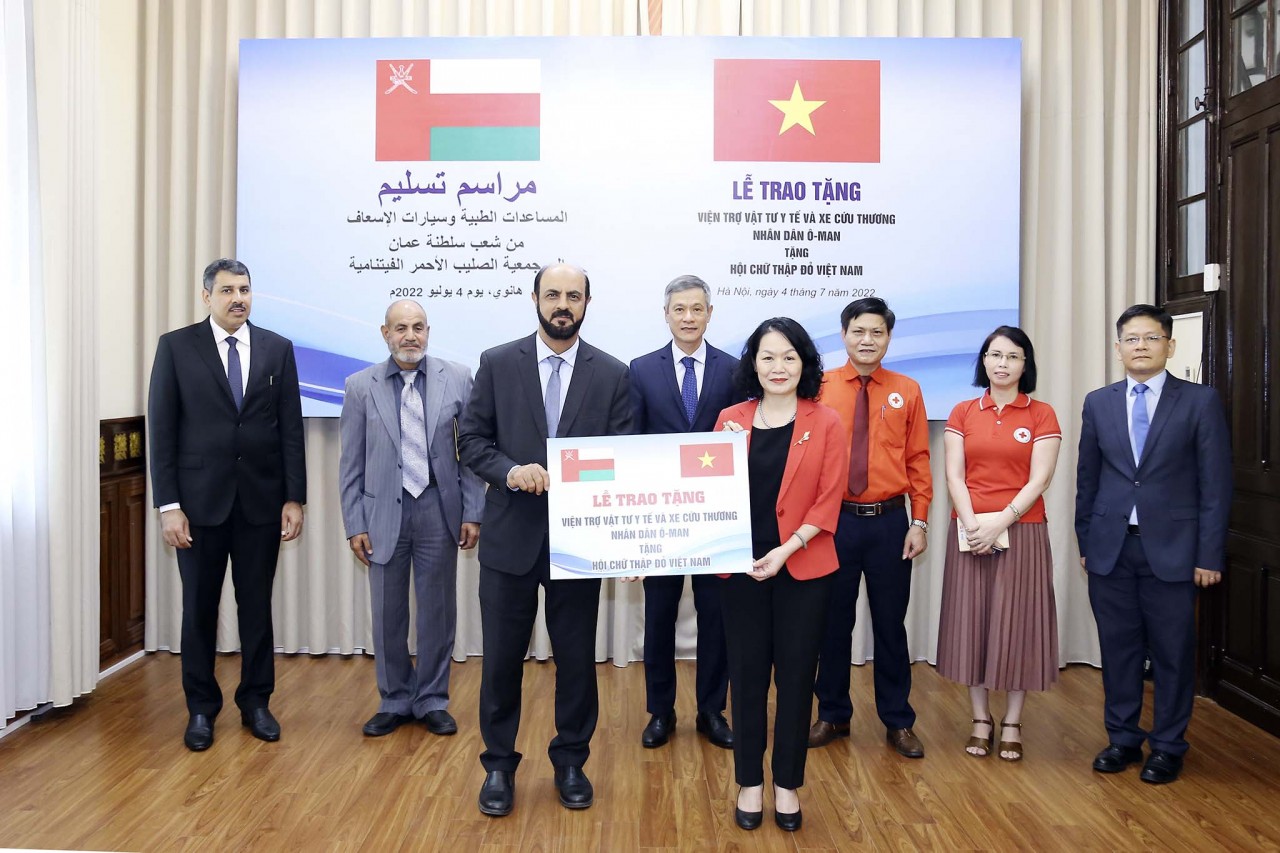 Tiếp nhận vật tư y tế do Oman trao tặng cho Hội chữ Thập đỏ Việt Nam