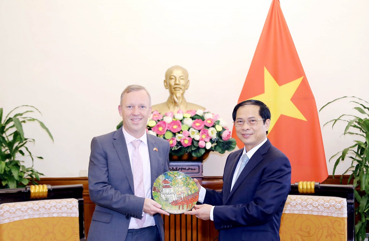 Bộ trưởng Ngoại giao Bùi Thanh Sơn tiếp Đại sứ Anh chào từ biệt