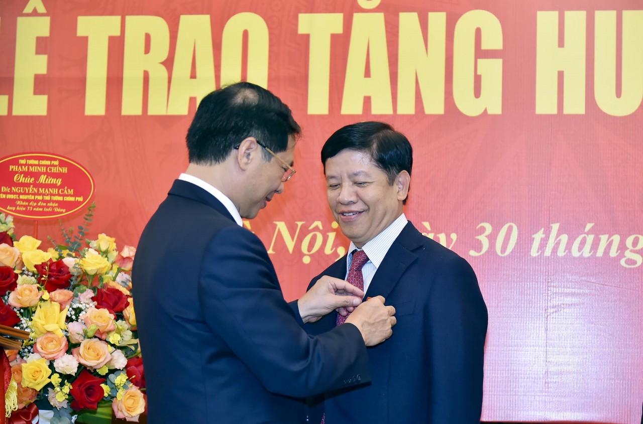 Trao tặng Huy hiệu 75 năm tuổi Đảng cho nguyên Phó Thủ tướng, Bộ trưởng Ngoại giao Nguyễn Mạnh Cầm
