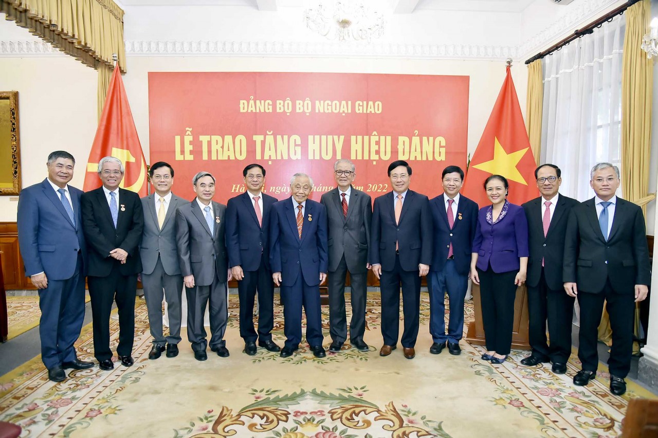 Trao tặng Huy hiệu 75 năm tuổi Đảng cho nguyên Phó Thủ tướng, Bộ trưởng Ngoại giao Nguyễn Mạnh Cầm