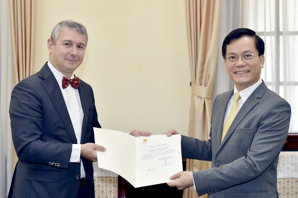 Thứ trưởng Ngoại giao Hà Kim Ngọc trao Giấy Chấp nhận Tổng Lãnh sự mới của Bỉ tại Hà Nội