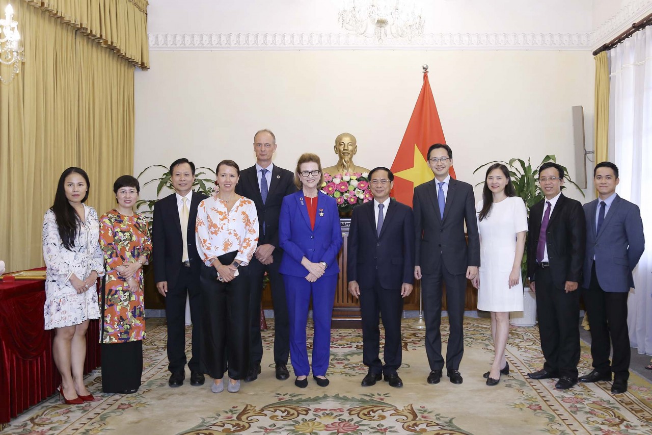 Bộ trưởng Ngoại giao Trao tặng kỷ niệm chương cho Trưởng đại diện UNDP tại Việt Nam