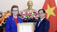 Bộ trưởng Ngoại giao Bùi Thanh Sơn trao Kỷ niệm chương Vì sự nghiệp Ngoại giao cho Đại diện thường trú UNDP tại Việt Nam Caitlin Wiesen