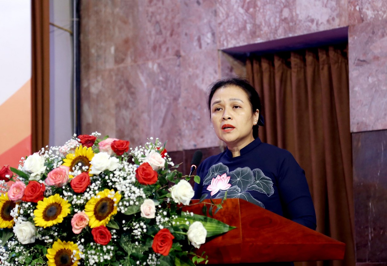 Bà Nguyễn Phương Nga, Chủ tịch Liên hiệp các tổ chức hữu nghị Việt Nam phát biểu tại Hội thảo kỷ niệm 35 năm UNESCO tôn vinh Chủ tịch Hồ Chí Minh. (Ảnh: Quang Hoà)