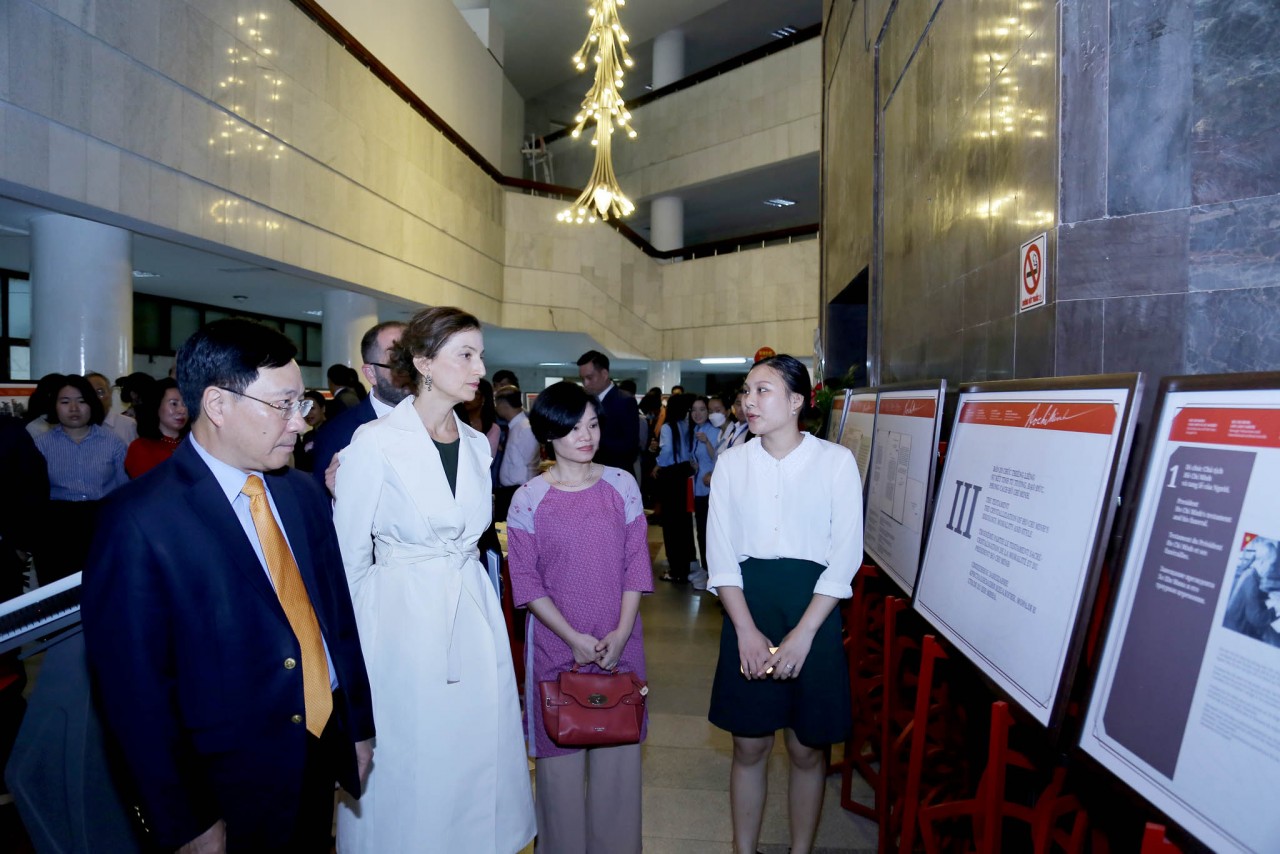 Phó Thủ tướng Thường trực Chính phủ Phạm Bình Minh và bà Audrey Azoulay, Tổng Giám đốc Tổ chức Giáo dục, Khoa học và Văn hóa Liên hợp quốc (UNESCO) thăm triển lãm sách, ảnh tại Lễ kỷ niệm 35 năm UNESCO tôn vinh Chủ tịch Hồ Chí Minh. (Ảnh: Quang Hoà)