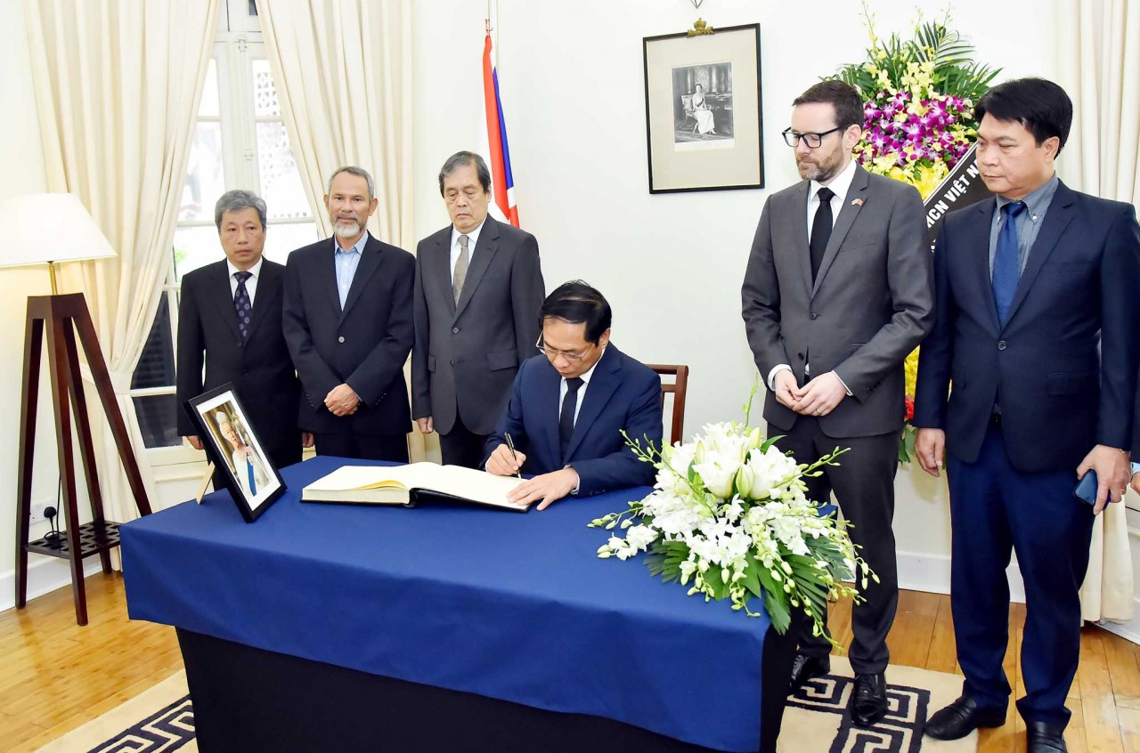 Bộ trưởng Ngoại giao Bùi Thanh Sơn ghi sổ tang, chia buồn về việc Nữ hoàng Anh Elizabeth II qua đời. (Ảnh: Quang Hoà)