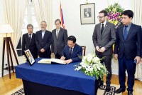 Bộ trưởng Ngoại giao Bùi Thanh Sơn ghi sổ tang chia buồn Nữ hoàng Anh Elizabeth II qua đời