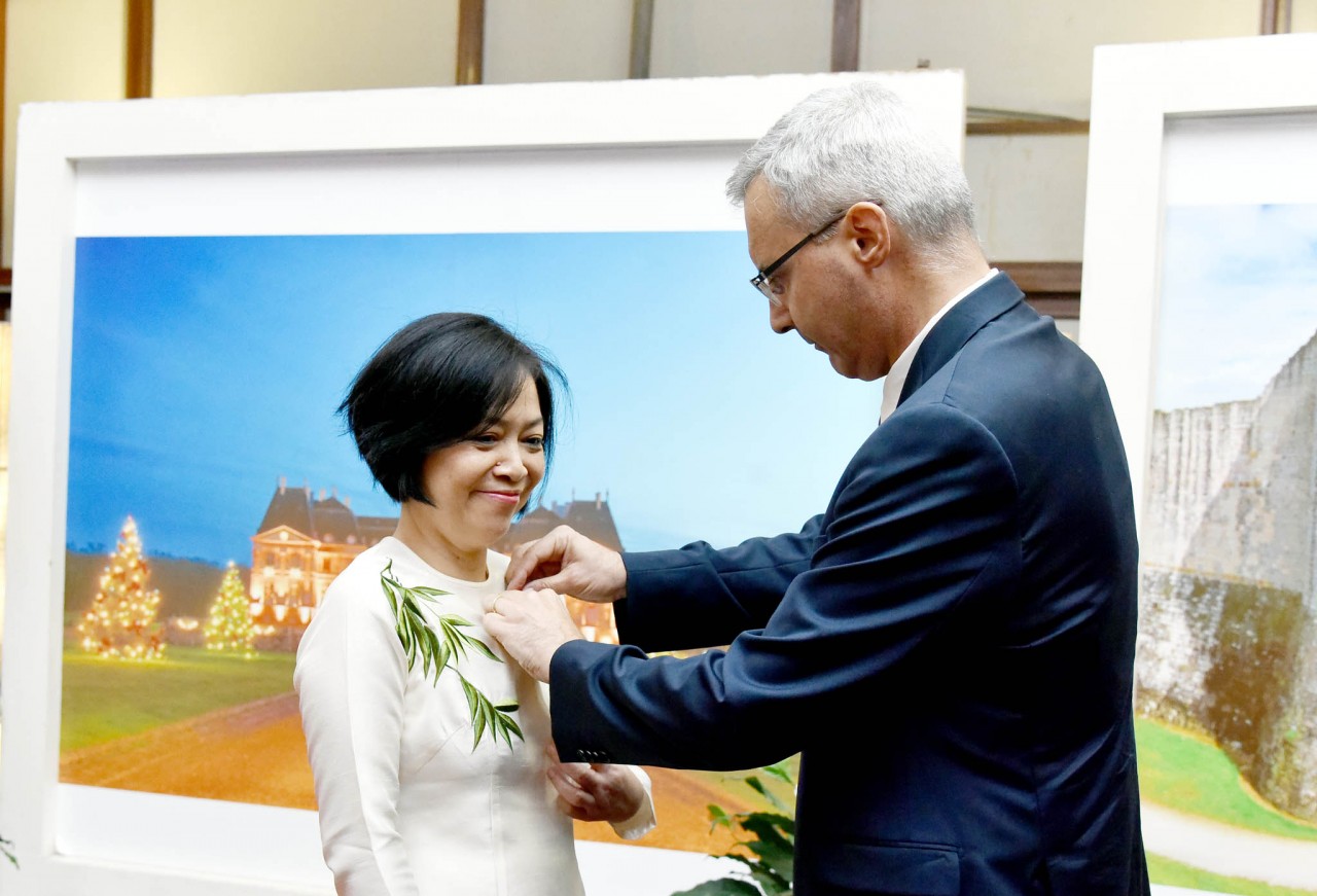 Đại sứ Nicolas Warnery trao tặng Huân chương Bắc đẩu Bội tinh cho Đại sứ Nguyễn Thị Bích Huệ. (Ảnh: Quang Hòa)