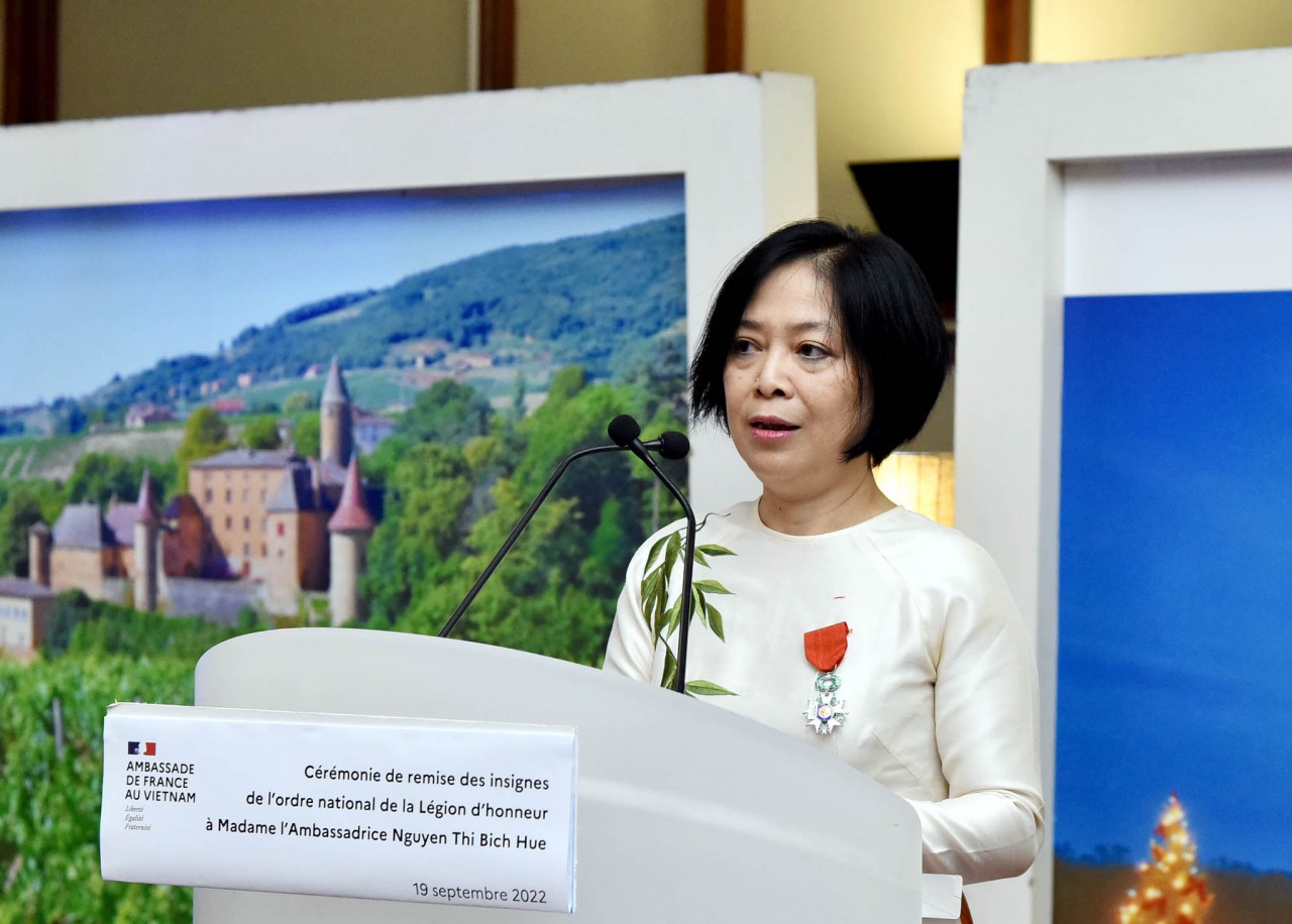 Đại sứ Nguyễn Thị Bích Huệ phát biểu khi được nhận Huân chương Bắc đẩu Bội tinh. (Ảnh: Quang Hòa)