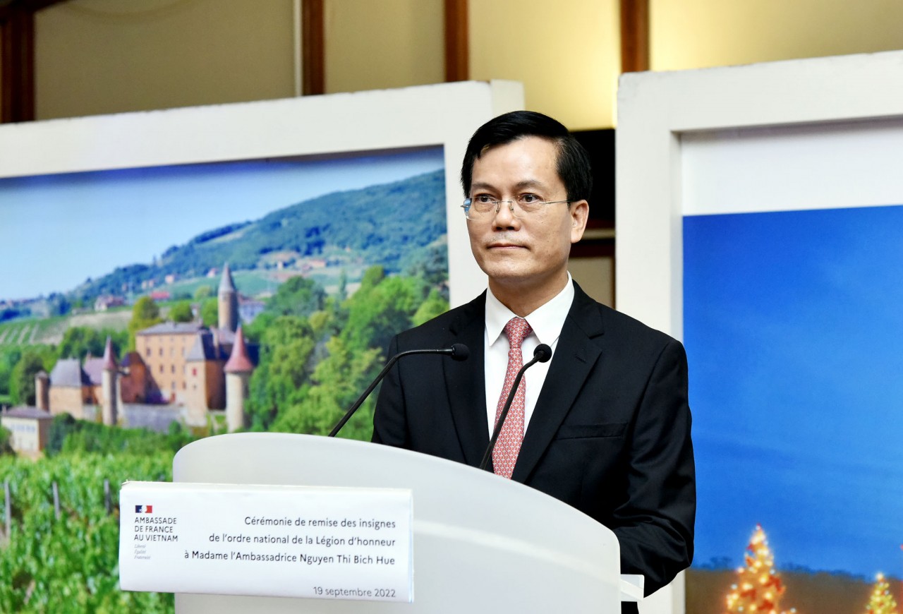 Thứ trưởng Ngoại giao Hà Kim Ngọc phát biểu tại buổi Lễ trao tặng Huân chương Bắc đẩu Bội tinh. (Ảnh: Quang Hòa)