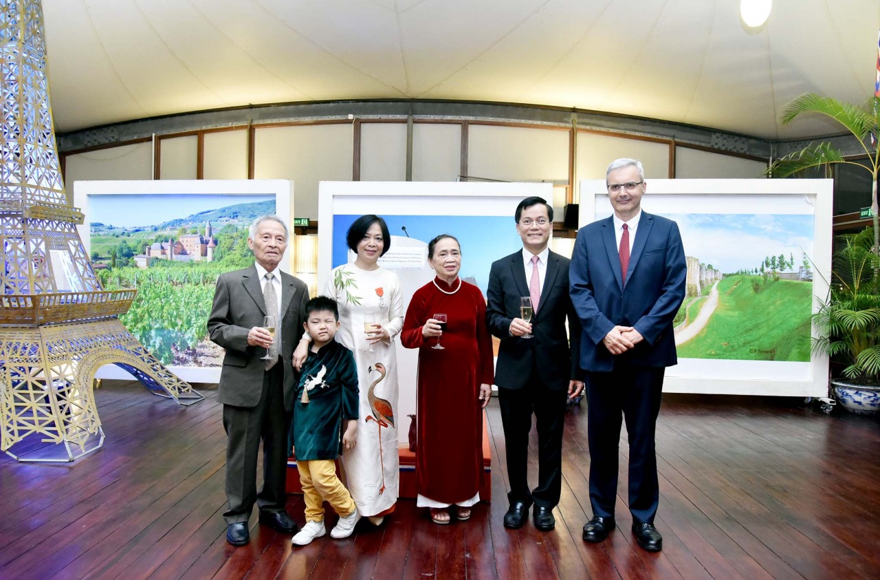 Đại sứ Nguyễn Thị Bích Huệ nhận Huân chương Bắc đẩu Bội tinh