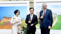 Đại sứ Nguyễn Thị Bích Huệ nhận Huân chương Bắc đẩu Bội tinh